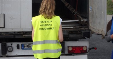Inspektor Wojewódzkiego Inspektoratu Ochrony Środowiska w Łodzi podczas wykonywania czynności kontrolnych