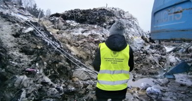 Inspektor Ochrony Środowiska przy hałdzie spalonych odpadów zmieszanych