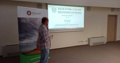 Inspektor WIOŚ w Łodzi prowadzący szkolenie z wykorzystaniem prezentacji