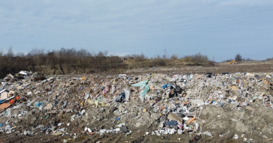 Widok wyrobiska z nielegalnym odpadami