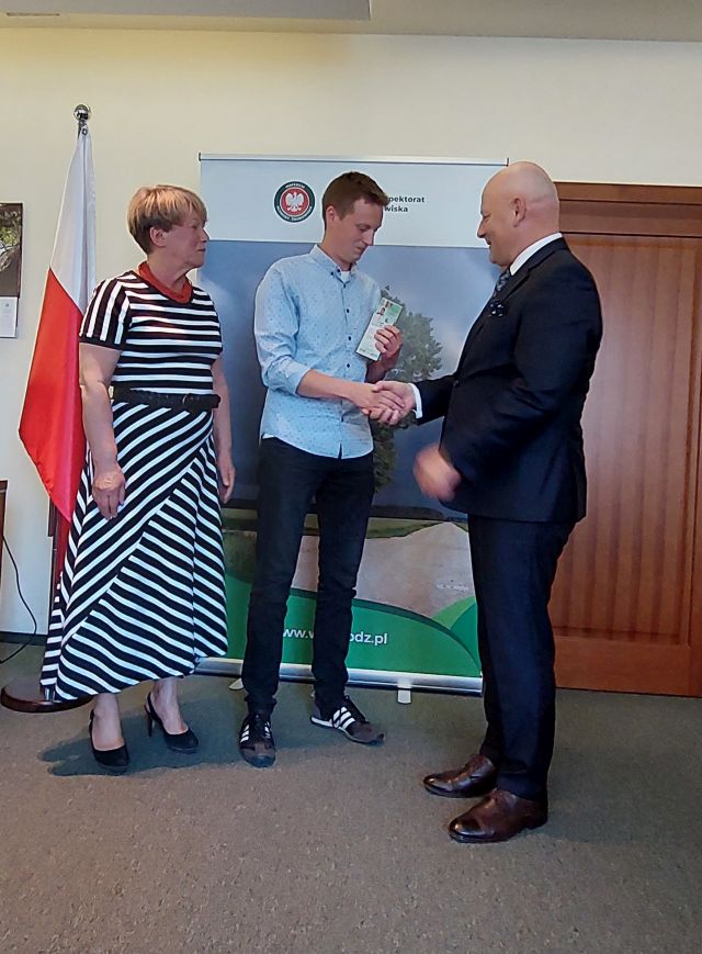 Wręczenie przez Łódzkiego Wojewódzkiego Inspektora Ochrony Środowiska legitymacji służbowej nowemu inspektorowi ochrony środowiska