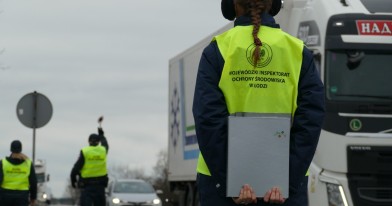 Inspektor ochrony Środowiska na punkcie kontrolnym podczas zatrzymania pojazdu do kontroli