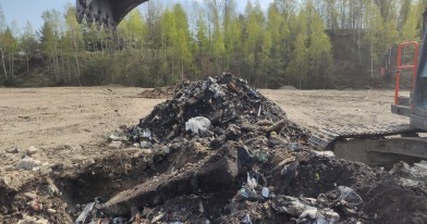 Odpady wykopane przez koparkę
