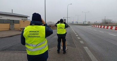 Funkcjonariusz Służby Celno - Skarbowej i Inspektor Wojewódzkiego Inspektoratu Ochrony Środowiska pełniący czynności poprzez obserwację pojazdów na miejscu kontrolnym.