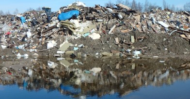 Skład nielegalnych odpadów na wyrobisku