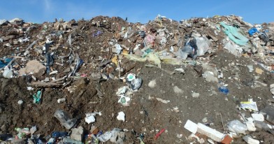 Hałda nielegalnych odpadów na wyrobisku