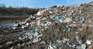 Widok składu nielegalnych odpadów na terenie wyrobiska