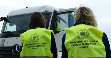 Inspektorzy Wojewódzkiego Inspektoratu Ochrony Środowiska w Łodzi podczas czynności kontrolnych