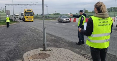Inspektorzy Ochrony Środowiska i funkcjonariusze Administracji Celno Skarbowej i Inspekcji Transportu drogowego podczas wykonywania czynności kontrolnych