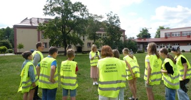 Młodzież na boisku szkolnym podczas pomiaru emisji hałasu