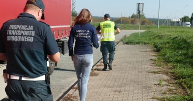 Inspektor Ochrony Środowiska i funkcjonariusze Inspekcji Transportu Drogowego przy kontrolowanym pojeździe przewożącym odpady