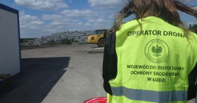 Inspektorka Ochrony Środowiska w miejscu oględzin podczas wykonywania czynności kontrolnych