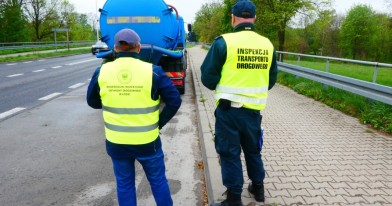 Inspektor Ochrony Środowiska i Inspektor Inspekcji transportu drogowego na stanowisku kontrolnym podczas zatrzymani pojazdu do kontroli