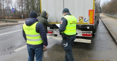 Inspektor Ochrony Środowiska i funkcjonariusz Służby Celno-Skarbowej podczas czynności kontrolnych