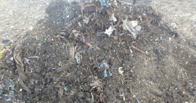 Na zdjęciu pokazane  wykonanych wykopach liczne frakcje tworzyw sztucznych znacznych rozmiarów, (fragmenty folii, fragmenty opakowań z tworzyw sztucznych