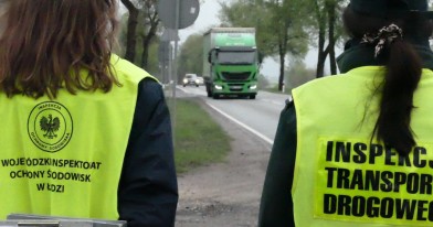 Inspektorki Ochrony Środowiska i Inspekcji transportu drogowego podczas typowania pojazdów do zatrzymania i kontroli