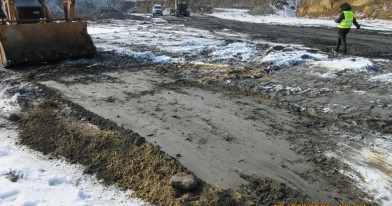 Inspektor Ochrony Środowiska przeprowadzający oględziny na wyrobisku