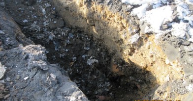 Odsłonięte odpady zakopane w wyrobisku