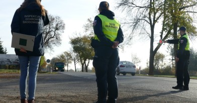Inpsektorka WIOŚ i funkcjonariusz Izby Celno-Skarbowej podczas zatrzymywania pojazdu do kontroli podczas akcji Nielegalne odpady