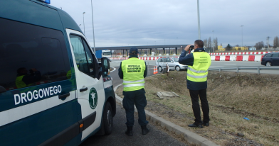 Inspektorzy Inspekcji Transportu Drogowego i WIOŚ podczas wspólnie wykonywanych czynności kontrolnych