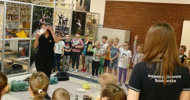 Uczniowie klas pierwszych podczas zajęć edukacyjnych prowadzonych przez inspektorów Wojewódzkiego Inspektoratu Ochrony Środowiska w Łodzi Delegatura w Skierniewicach