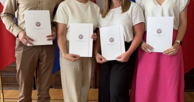 Czterech pracowników WIOŚ z certyfikatami ukończenia służby przygotowawczej