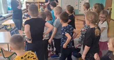 Przedszkolaki z Inspektorami WIOŚ w Łodzi podczas zabawy ruchowej
