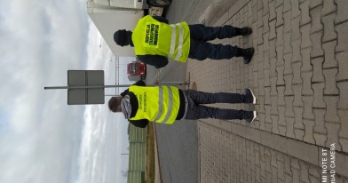 Inspektorzy Transportu Drogowego i Ochrony Środowiska podczas obserwacji ruchu na autostradzie 