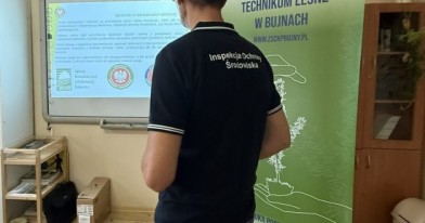 Inspektor Wojewódzkiego Inspektoratu Ochrony Środowiska podczas promowania działalności WIOŚ w szkole.
