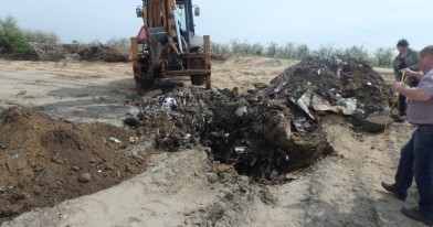 Inspektorzy w trakcie wykonywania czynności po ujawnieniu zakopanych odpadów