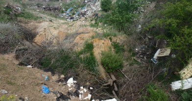 Widok terenu zanieczyszczonego odpadami