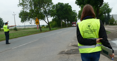 Funkcjonariusz Służby Celno-Skarbowej i Inspektor Ochrony Środowiska w wyznaczonym punkcie kontrolnym podczas wykonywania czynności służbowych
