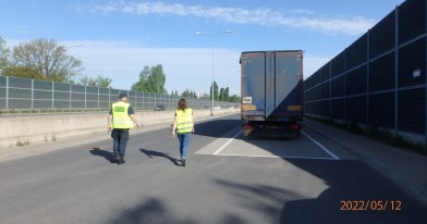 Inspektorzy WIOŚ i ITD podczas wykonywania czynności