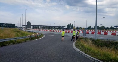 Inspektorzy WIOŚ i WITD obserwujący ruch na autostradzie