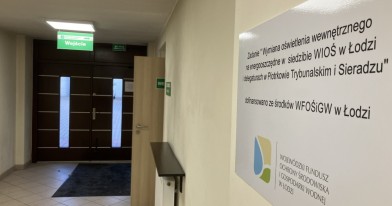 na zdjęciu widoczne wymienione oświetlenie sufitowe, na ścianie pomieszczenia widoczna tablica informująca o zrealizowanym zadaniu ze środków Wojewódzkiego Funduszu Ochrony Środowiska i Gospodarki Wodnej