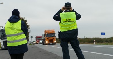 Inspektor Ochrony Środowiska oraz Funkcjonariusz Służby Celno - Skarbowej pełniący czynności podczas akcji nielegalne odpady 