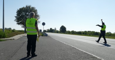 Pracownicy WIOŚ w Łodzi w trakcie kontroli pojazdów.