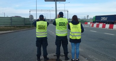 Funkcjonariusze Inspekcji Transportu Drogowego i Ochrony Środowiska w punkcie obserwacyjnym przy autostradzie 
