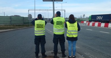 Funkcjonariusze Inspekcji Transportu Drogowego i Ochrony Środowiska w punkcie obserwacyjnym przy autostradzie