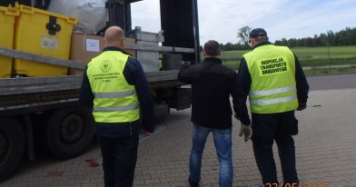 inspektor ochrony środowiska wraz z inspektorem transportu drogowego razem z kierowcą zatrzymanego pojazdu dokonują oględzin przewożonego towaru na naczepie zatrzymanego pojazdu