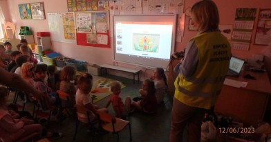 Przedszkolaki w sali podczas prezentacji multimedialnej o środowisku.