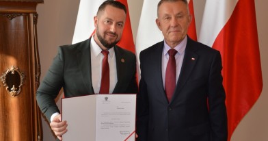 pełniący obowiązki zastępcy Łódzkiego Wojewódzkiego Inspektora Ochrony środowiska Dominik Przelazły otrzymuje z rąk Wojewody Karola Młynarczyka dokument z powołaniem na Łódzkiego Wojewódzkiego Inspektora Ochrony Środowiska