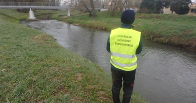 Inspektor ochrony Środowiska w tracie oględzin koryta rzeki