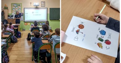 Inspektor Łódzkiego WIOŚ prowadzący zajęcia edukacyjne w klasie pełnej uczniów. Po drugiej stronie zdjęcia widoczny jest rebus rozwiązywany przez jednego z uczniów. 
