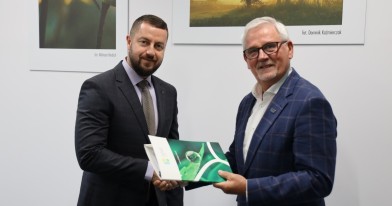 Przedstawiciele instytucji podający sobie rękę