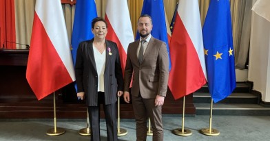 Łódzki Wojewódzki Inspektor Ochrony Środowiska wraz z Panią Inspektor na tle flai Polski oraz Europejskiej.