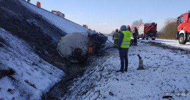 Cysterna z olejem opałowym leżąca na zboczu drogi ekspresowej