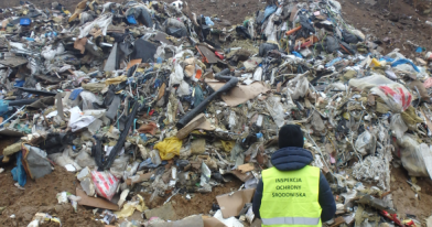 Inspektor ochrony środowiska  przed  hałdą niesegregowanych (zmieszanych) odpadów komunalnych