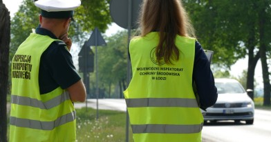 Inspektor Ochrony Środowiska z funkcjonariuszami Inspekcji Transportu Drogowego  w punkcie kontrolnym 