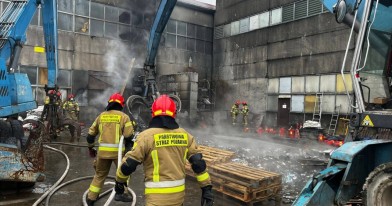 Strażacy gaszący palące się odpady na terenie zakładu TWK- ZAG